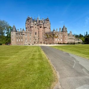Sweeping drive to castle entrance